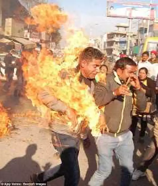Man accidentally sets himself on fire during a protest in India (Photos)